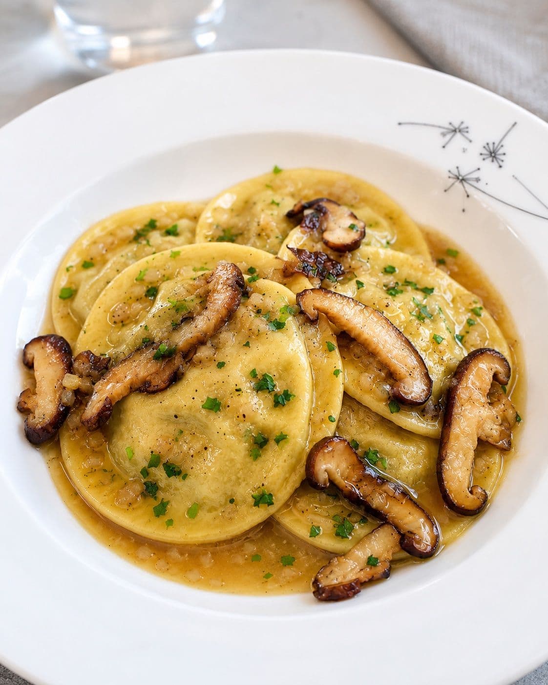 Ravioles au canard confit et champignons, jus de volaille réduit