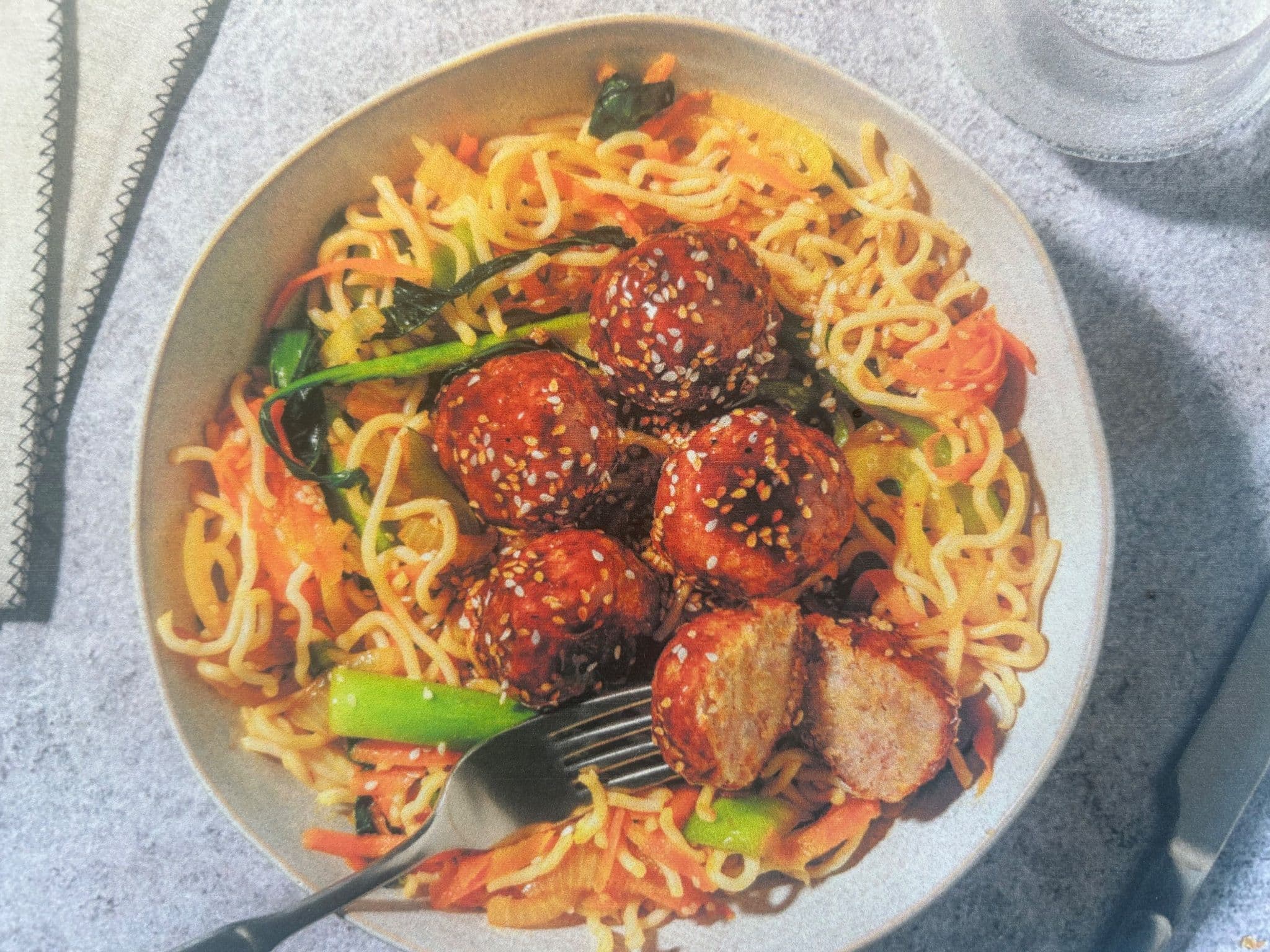Udon aux boulettes de porc et pak choï, sauce soja-sésame