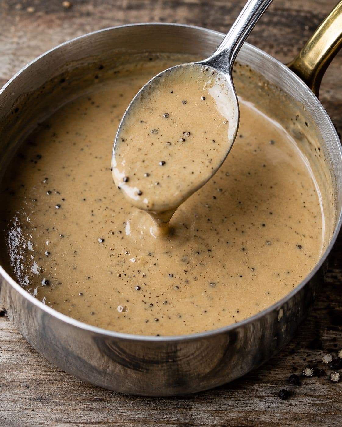 Sauce Roquefort, raisins noirs au Porto et jus court à la mignonette
