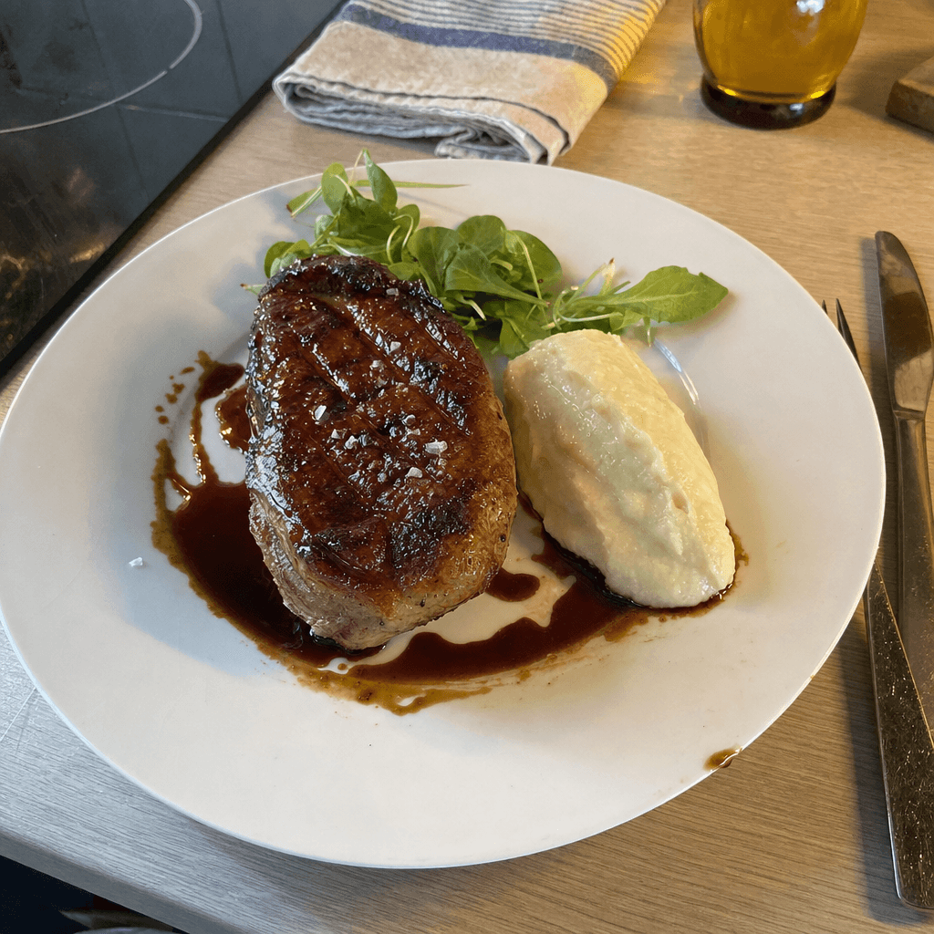 Steak gastronomique de canard, patate douce, tofu fumé et champignons au barbecue